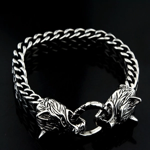 Nahaufnahme der Wolfskopfglieder und der antiksilbernen Panzerarmband-Struktur