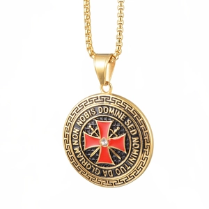 Collier templier rétro avec pendentif croix de Malte rouge et devise latine sur chaîne