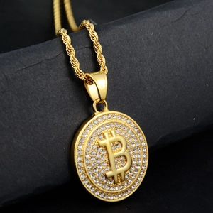 Hip-Hop-Halskette mit vergoldetem Bitcoin-Anhänger, funkelnden Zirkonen und klassischer Kette