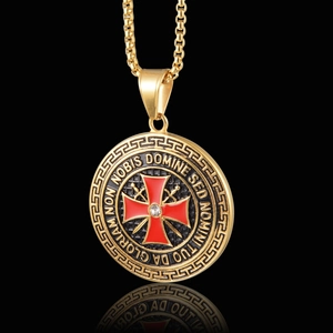 Collier croix hip-hop doré avec pendentif circulaire et gravure latine sur fond noir