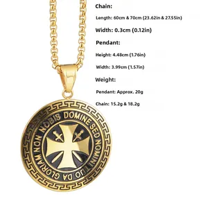 Detalle del colgante de cruz de Malta en acero dorado con inscripción en latín