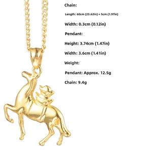 Détail d'un pendentif cheval doré avec lingot d'or sur une chaîne en acier de 60 cm