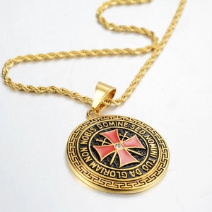 Gros plan détaillé du pendentif croix de templier doré avec texte latin gravé et épées