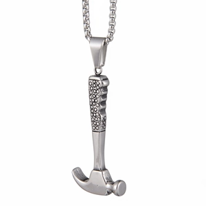 Collier avec pendentif marteau hip hop en acier inoxydable argenté et texture à pois