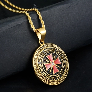Détail du pendentif Templier doré avec croix de Malte rouge et gravure latine sur chaîne