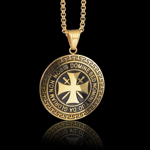 Collar hip hop de acero de titanio con colgante redondo dorado y cruz grabada clásica