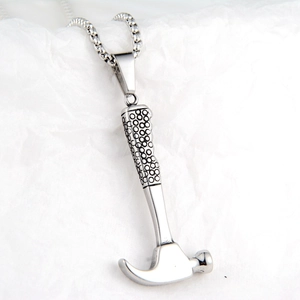 Collier Pendentif Marteau en Acier Inoxydable Style Industriel Hip Hop Cool Bijoux en Métal Argenté Pour Hommes Femmes Accessoires Streetwear