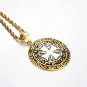 Collar de acero de titanio dorado con colgante de cruz y motivo griego en cadena de cuerda