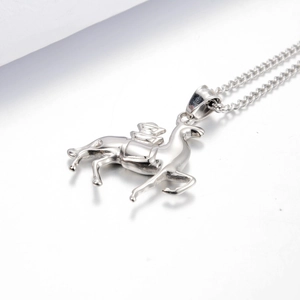 Macro d'un pendentif cerf en acier titane argenté avec détails sculptés en métal poli