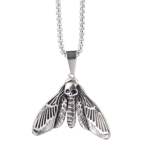 Vue détaillée du pendentif papillon crâne gothique en argent vieilli sur chaîne box