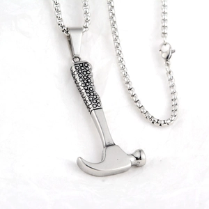 Collier hip-hop en acier titane avec pendentif marteau argenté et poignée texturée