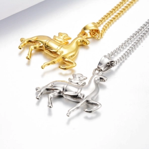 Pendentif chameau en acier titane hip hop finitions or et argent poli sur collier