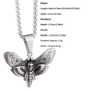 Gros plan du pendentif papillon tête de mort en argent vieilli avec détails gravés