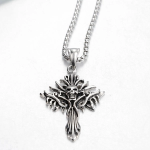 Collier punk gothique avec pendentif croix crâne en acier titane et finition argentée