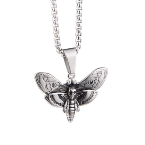 Détail du collier papillon gothique avec motif tête de mort et chaîne en acier vintage