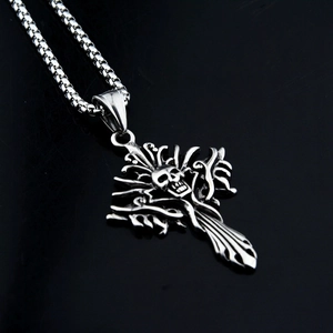 Pendentif croix tête de mort gothique en argent vintage avec chaîne maille vénitienne