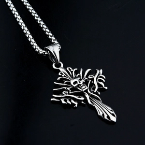 Gros plan d'un pendentif crâne vintage en argent sur une chaîne en acier inoxydable