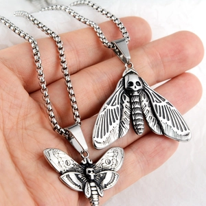 Collier pendentif papillon tête de mort gothique en acier argenté avec chaîne box