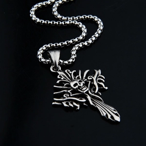 Collier avec pendentif crâne gothique et textures de vigne en acier inoxydable poli