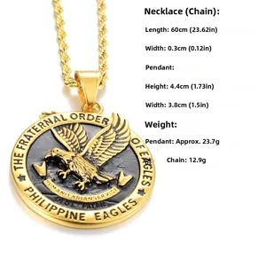 Détail du pendentif aigle doré avec texte gravé sur une chaîne torsadée en acier doré