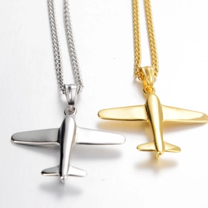 Colgantes de avión pulidos en oro y plata con un diseño minimalista y cadena fina