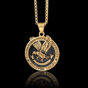 Collier avec pendentif médaillon aigle doré en acier titane avec détails en relief