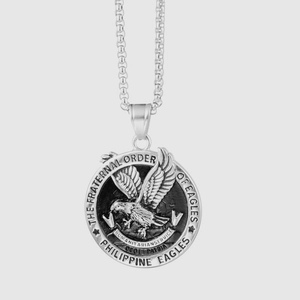 Vue macro détaillée du pendentif aigle en argent avec gravure et chaîne à maillons classiques