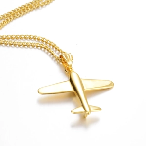 Collar hip hop con colgante de avión de acero de titanio y acabado dorado pulido