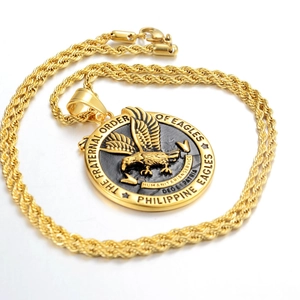 Vue détaillée du pendentif aigle doré en acier inoxydable avec gravure fraternelle