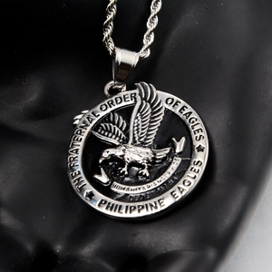 Détail du pendentif aigle argenté avec gravure Fraternal Order of Eagles