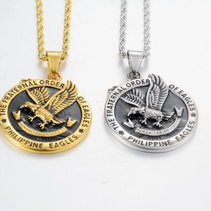 Collier en acier titane avec pendentifs blason aigle en versions or et argent