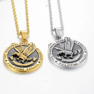 Détail des pendentifs aigle en or et argent avec gravures circulaires précises