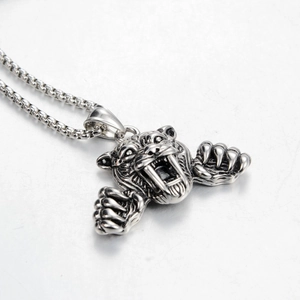 Vue détaillée d'un pendentif tête de tigre en argent antique avec gravures précises
