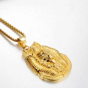 Polierter goldener Anubis-Anhänger mit ägyptischem Motiv und reliefartigen Details an Vierkantkette