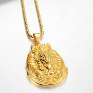 Makroaufnahme von Ägyptischem Anubis-Pharao Reliefanhänger an goldener Halskette