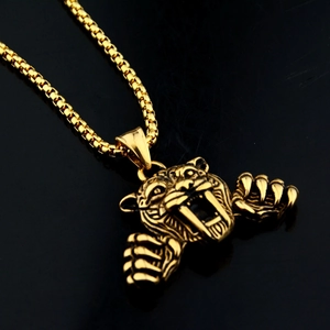 Collier hip-hop en acier titane avec un pendentif tigre à dents de sabre doré audacieux