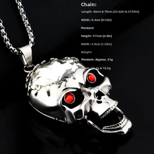 Vue détaillée du collier pendentif crâne avec cristal clair et yeux en gemmes rouges
