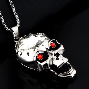 Pendentif tête de mort gothique avec yeux en cristal rouge et pierre frontale claire