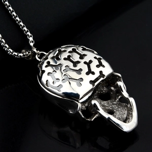 Pendentif crâne en acier titane style punk avec chaîne maille sur surface noire réfléchie