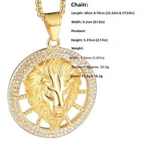 Detail der Gold-Löwenkopf-Halskette mit weißem, kristallbesetztem Außenring-Anhänger