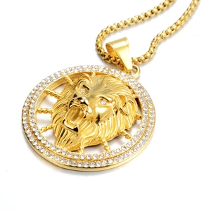 Detail eines goldenen Löwenkopf-Anhängers mit Mikro-Zirkonia-Steinen an einer Rundbox-Kette