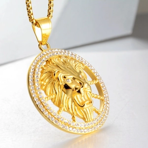 Goldene Halskette mit Löwenkopf-Reliefanhänger, Zirkonia-Rand und robuster Box-Kette