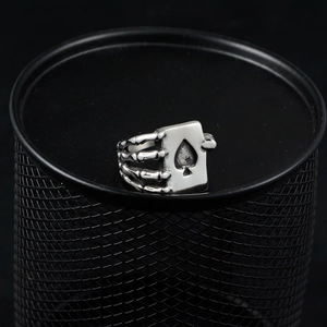 Anello punk gotico con asso di picche e design a mano di scheletro in finitura argento vintage