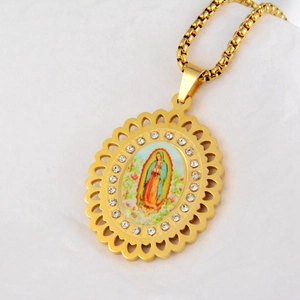 Collana con ciondolo ovale della Vergine Maria in oro con ritratto a colori e strass