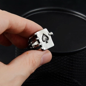 Anello vintage asso di picche in acciaio al titanio con design gotico a artiglio