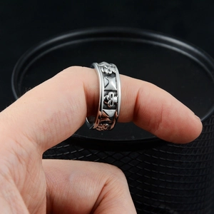 Retro stainless steel punk ring featuring skull relief and pyramid patterns for men