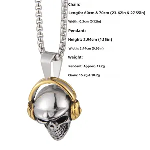 Détail du pendentif crâne avec casque en finition argent vintage et accents dorés