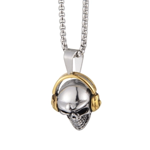 Détail du pendentif crâne argenté avec casque doré sur une chaîne en acier