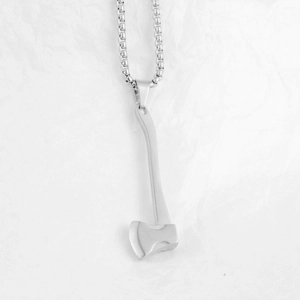 Gros plan détaillé d'un pendentif en forme de hache argentée avec une chaîne boîte polie