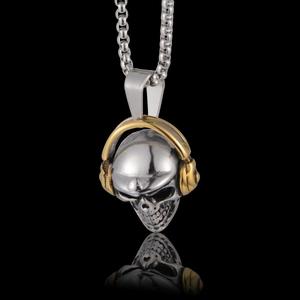Pendentif tête de mort hip hop en acier titane avec casque doré sur fond noir intense